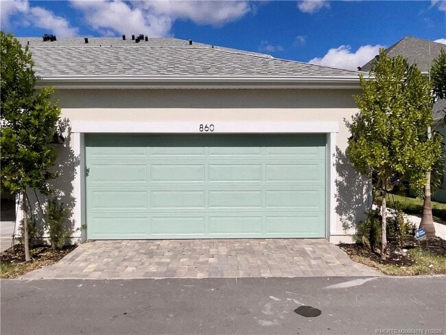 Building Photo - 860 SW St Creek Dr