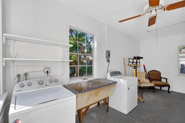 Building Photo - 1305 Alhambra Cir