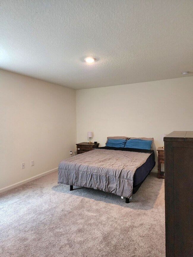 Building Photo - This attractive 3/2 Newer Home is situated...
