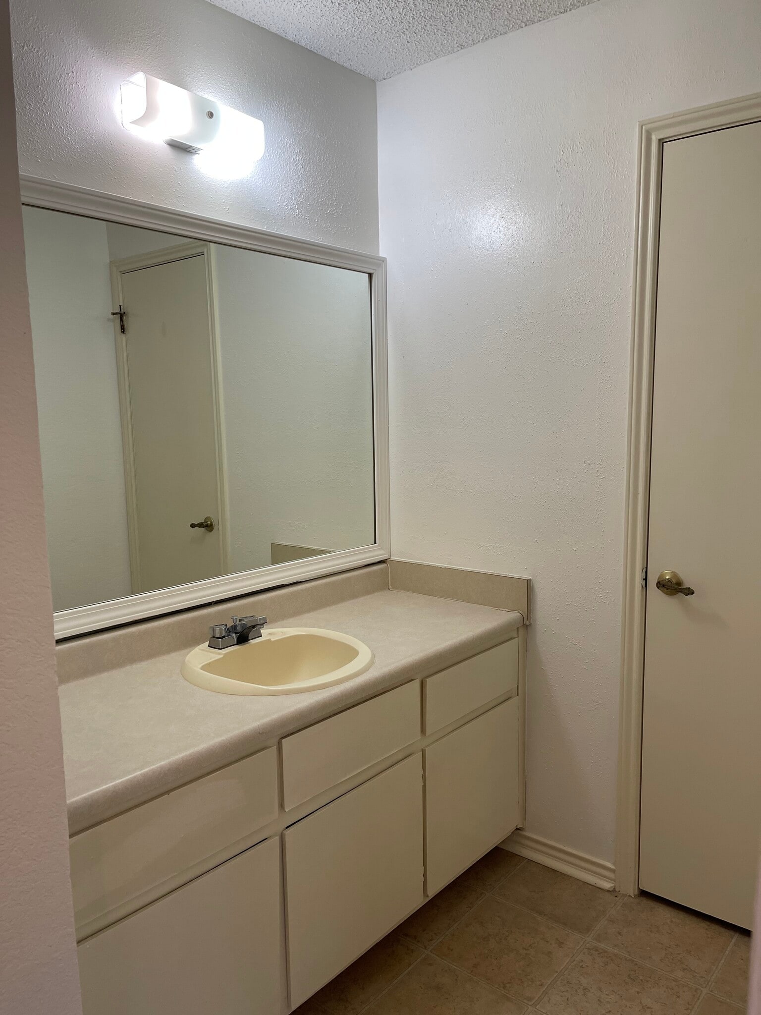 Building Photo - 1007 Spring Loop