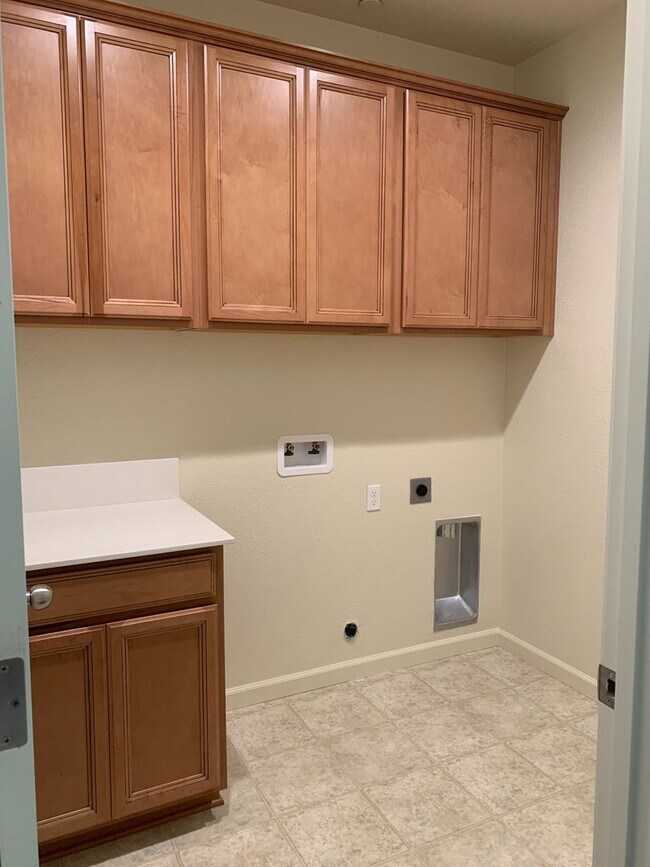 Building Photo - Spacious & Stylish 3 Bed, 2 Bath Home  Des...