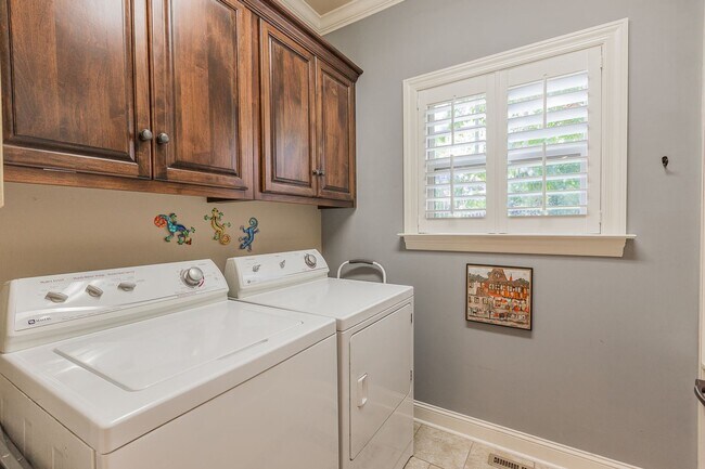 Building Photo - Fully Furnished Home!