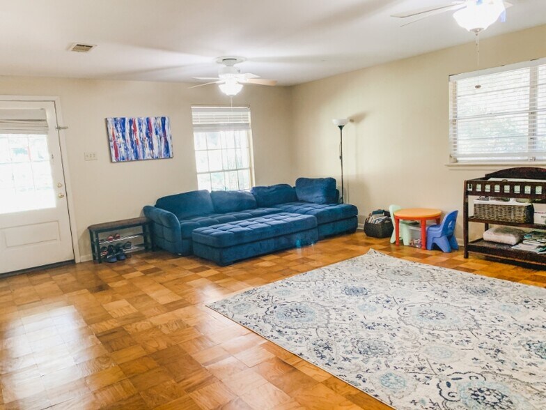 Building Photo - 620 Nelson Dr