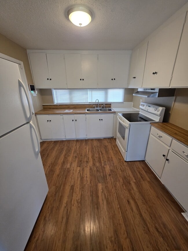 Building Photo - 3 bed 1.5 bath home, large backyard!
