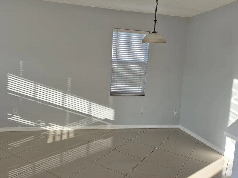 Building Photo - 5744 Vista Linda Dr