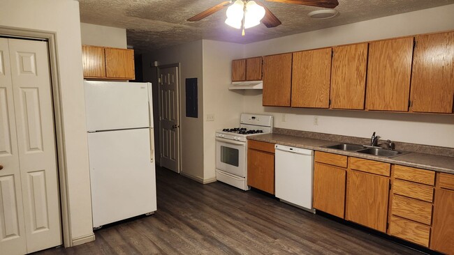 Building Photo - 2 bed 1.5 bath unit in the Meadows