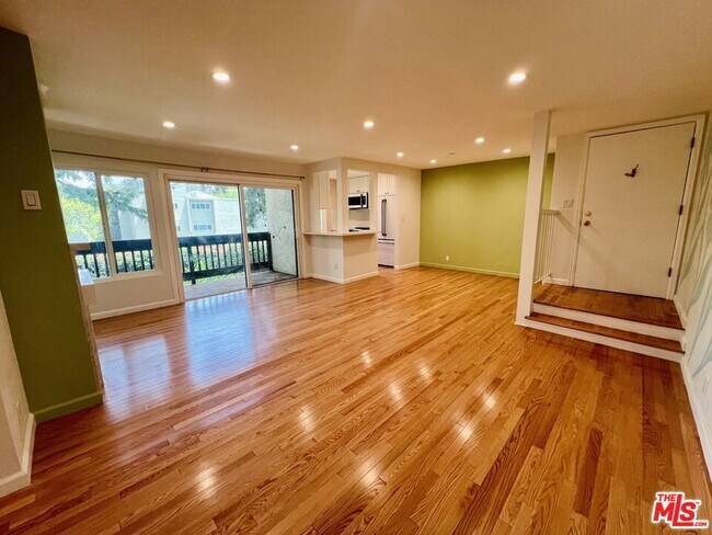 Building Photo - 2209 Summertime Ln