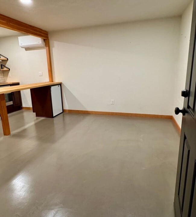 Building Photo - Charming 1BR in Convenient Eugene Location!