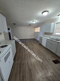 Building Photo - Single-Family Home: 4 bed, 2 bath