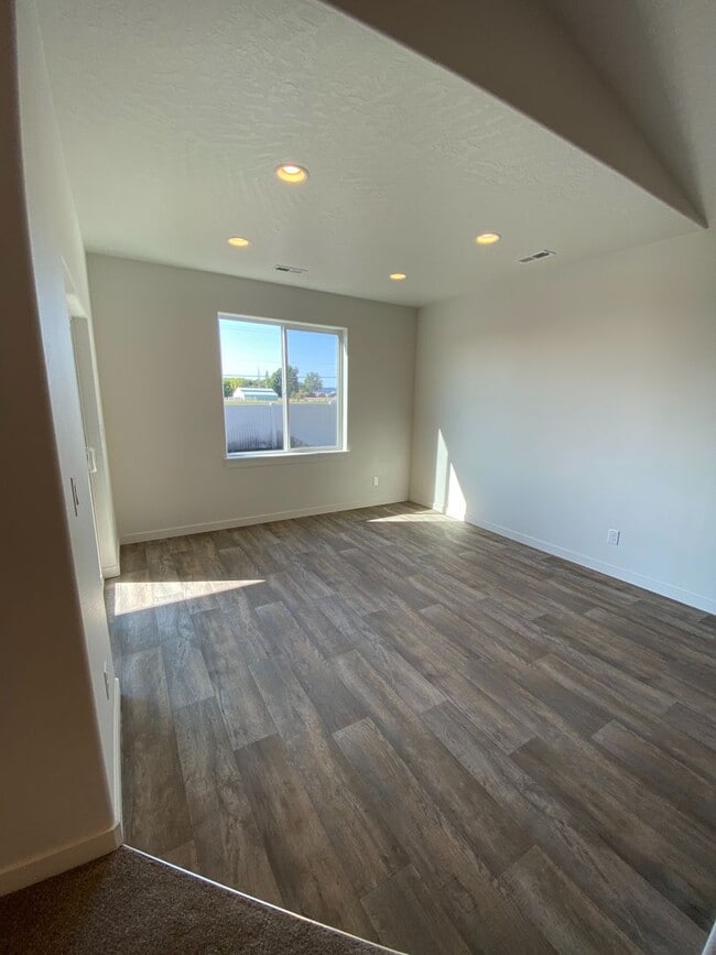 Building Photo - SINGLE FAMILY RANCHER ON ARROW LEAF (APP#146)