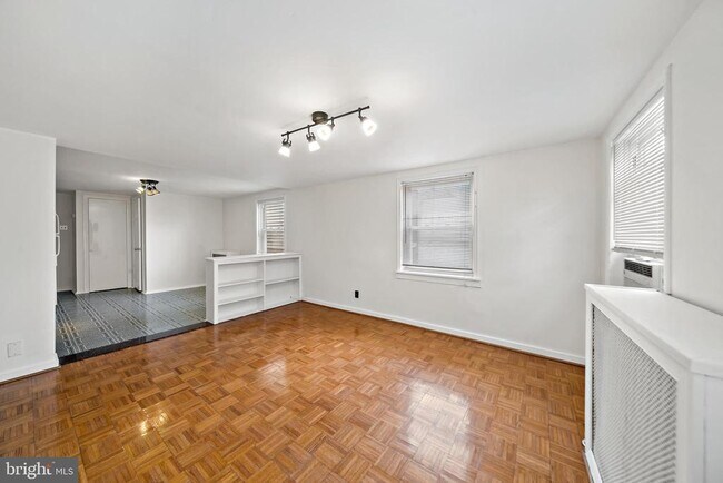 Building Photo - 625 Catharine St