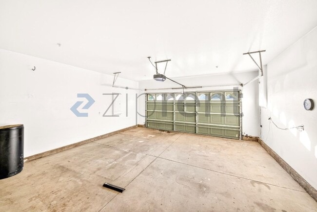 Building Photo - 6085 Medinah St