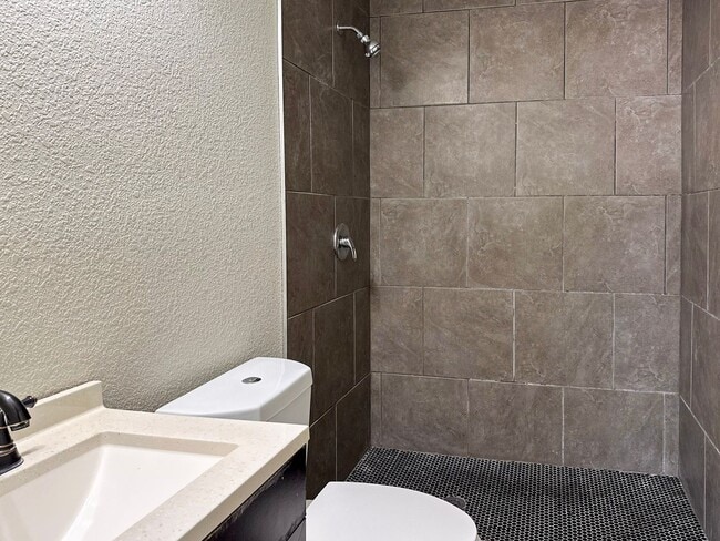 Building Photo - 4 Bedroom / 2 Bath