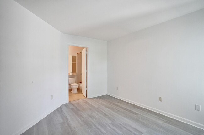 Building Photo - 1050 Crystal Way
