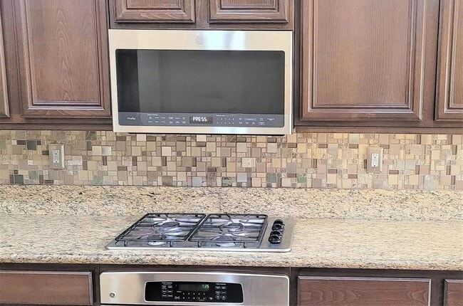 Building Photo - Hidden gem in prestigious community of Palm Desert - Convineant to access from everywhere.