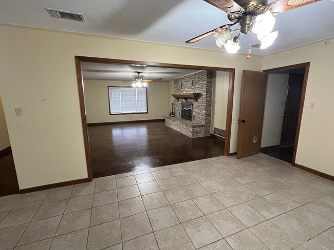 Building Photo - 1181 NE Acc Rd