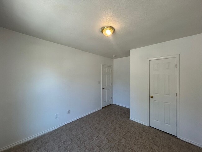 Building Photo - COMING SOON! Cute 3 Bedroom, 1 Bath Close to Downtown San Antonio.