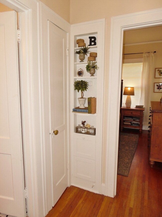 Building Photo - Bungalow in Mistletoe Heights!