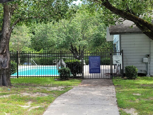 Building Photo - 100 Brighton Hl Cir