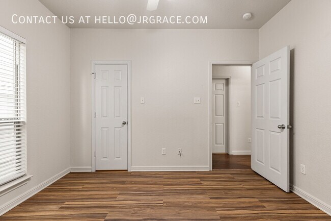 Building Photo - 2100 Breezy Dr