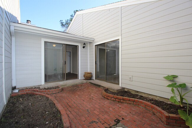 Building Photo - 13 Hideaway Dr