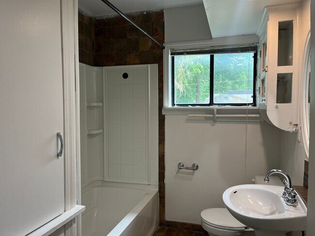 Building Photo - Charming 1950's midtown bungalow near 41st and Peoria
