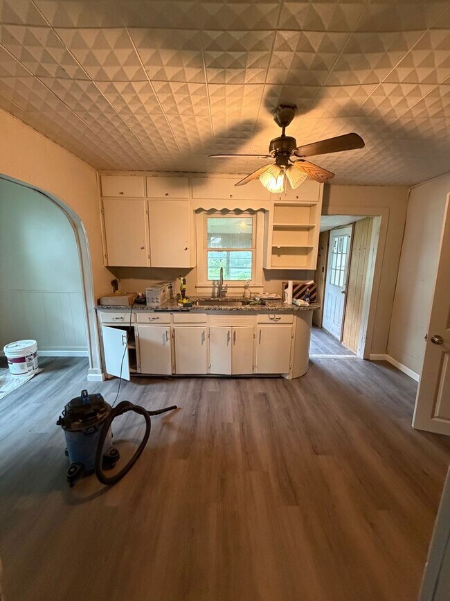 Building Photo - 3 Bedroom 1 Bath Home For Rent