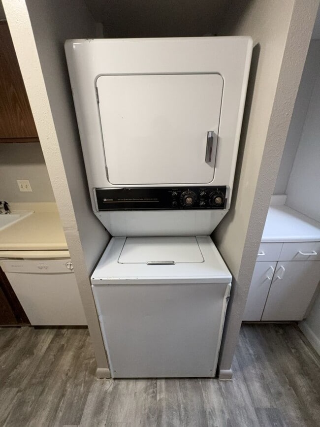 Building Photo - Updated 3 Bed 1 Bath Basement Apartment