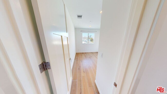 Building Photo - 1715 Armacost Ave