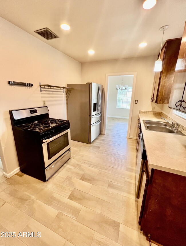 Building Photo - 1419 E Earll Dr