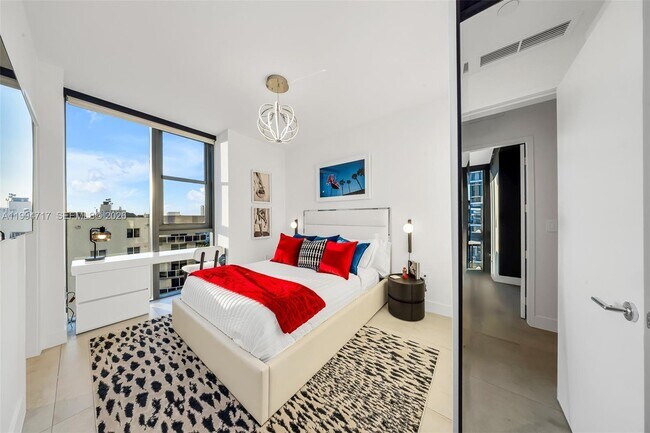 Building Photo - 700 NE 24th St