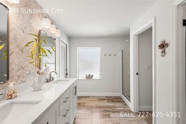 Building Photo - 14024 N Bayshore Dr