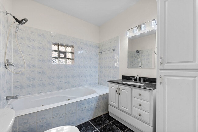 Building Photo - 2630 N Hamlin Ave