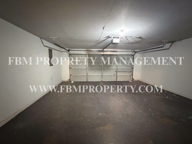 Building Photo - 19 Country Club Pl