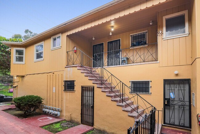 Building Photo - Fully Remodeled, Top Floor! On-site Laundry, New Stainless Appliances