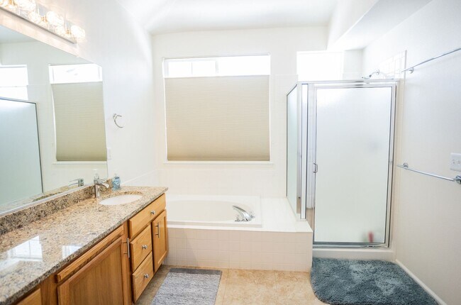 Building Photo - 2960 Newport Cir