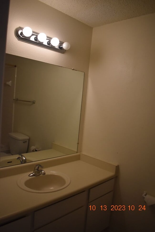 Building Photo - Spacious 3 bedroom Condo - Free Rent until January 2026