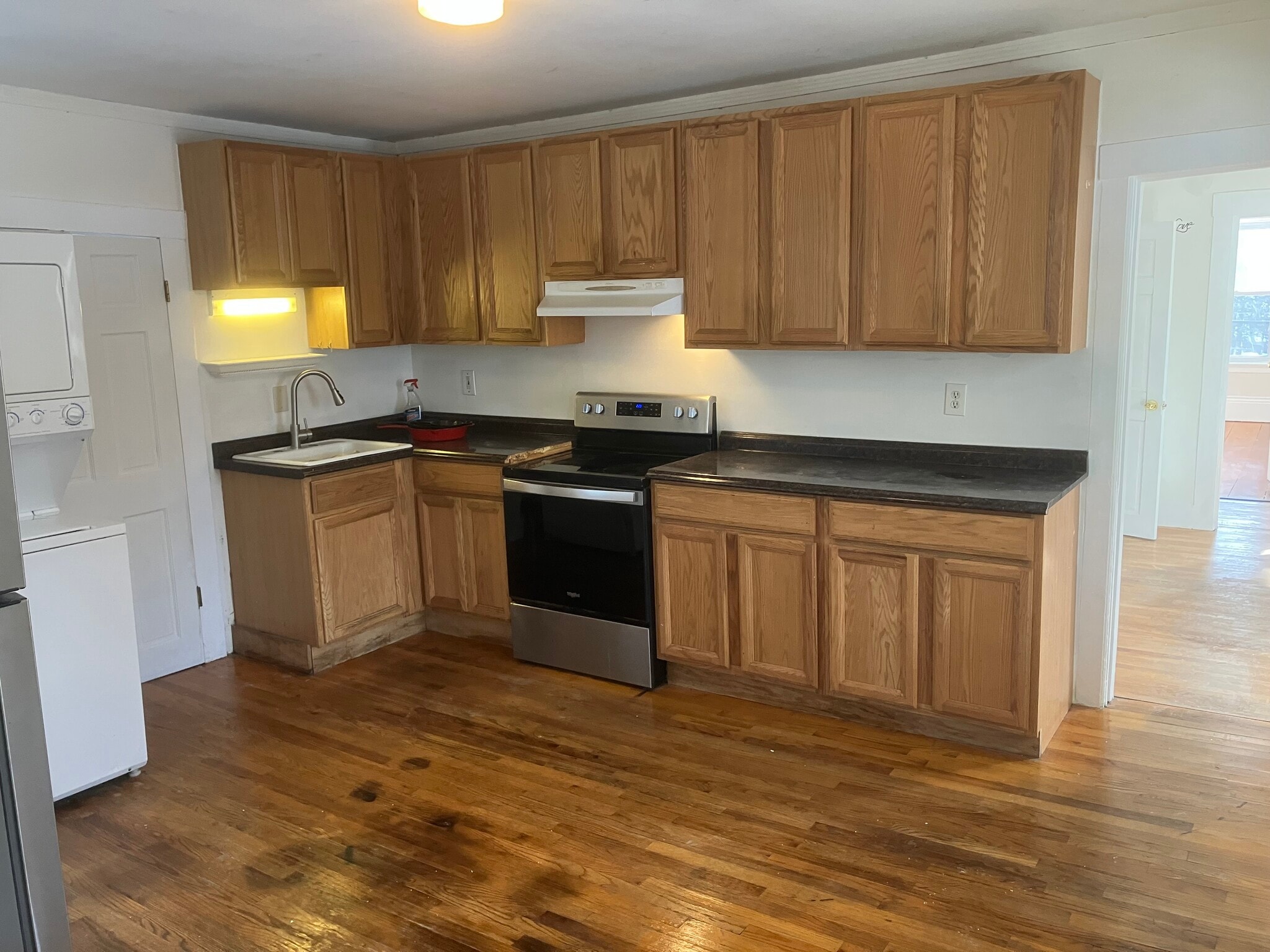 Kitchen electric clase-top range - 186 Roxbury St