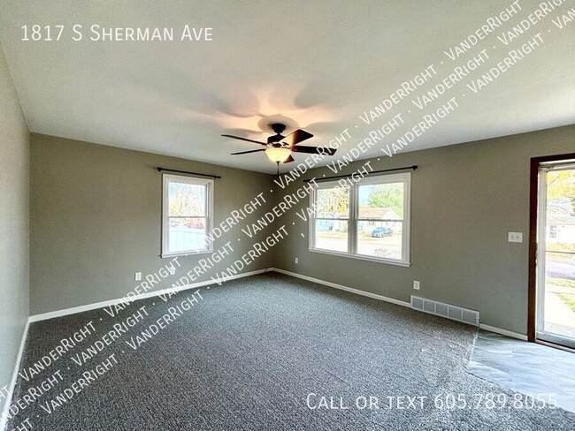 Building Photo - Charming Updated 2 Bedroom House!