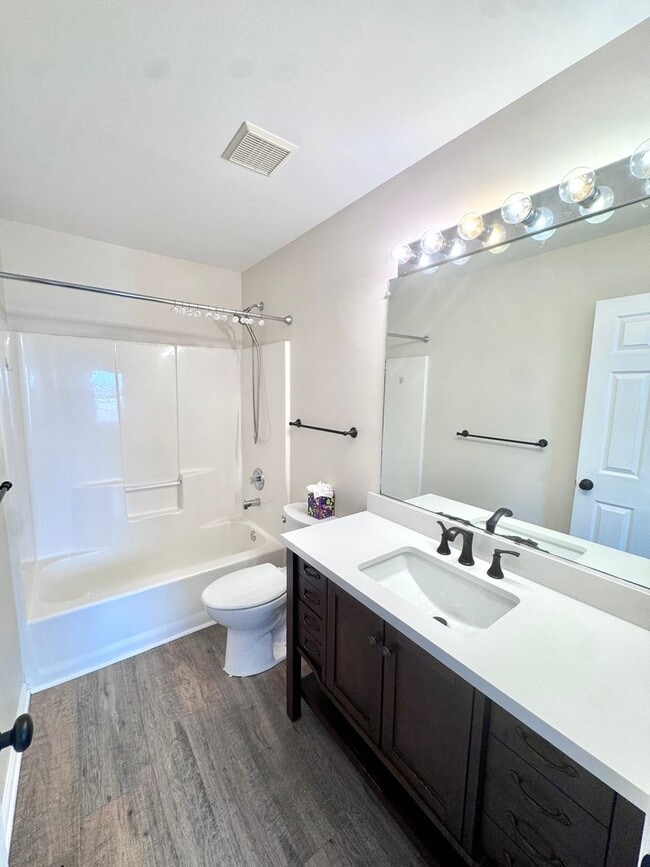 Building Photo - THREE BEDROOM TOWNHOUSE