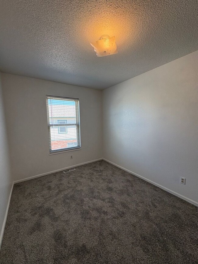 Building Photo - Updated 3 Bedroom 2.5 Bath Townhome