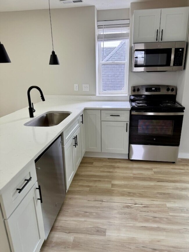 Building Photo - 939 Chateau Ave