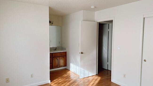 Building Photo - Walking distance to San Joaquin Elementary