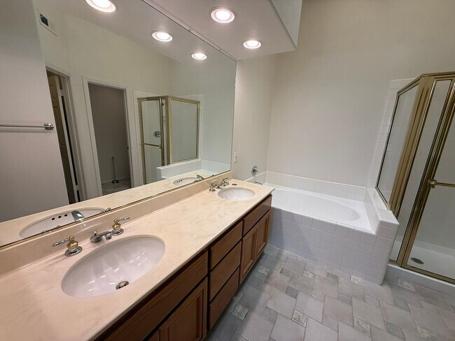 Building Photo - LOCATION LOCATION!! 4BR/3BA Townhome in De...