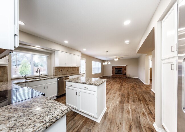 Building Photo - Stunning 5 Bedroom, 3.5 Bath Remodeled Hom...