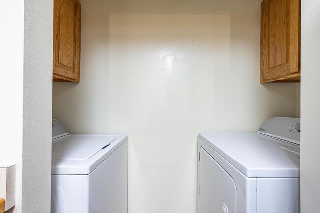 Building Photo - Top Floor Condo Near Bus Line