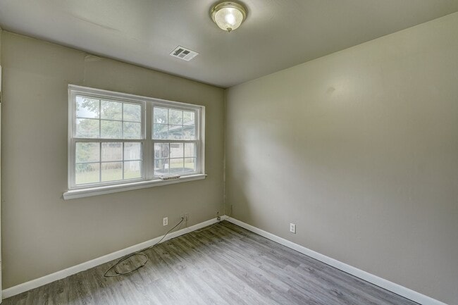 Building Photo - Updated 3-Bedroom Home with Spacious Backy...