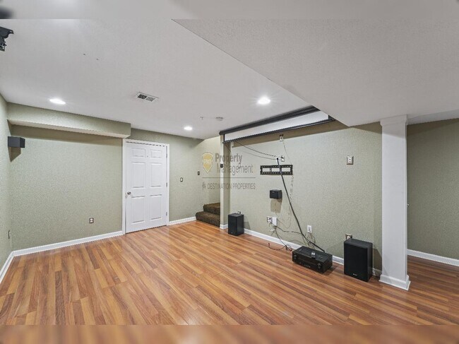 Building Photo - "Charming Lenexa Townhouse: Spacious 2-Bed Retreat with Finished Basement & Gleaming Hardwood Flo...