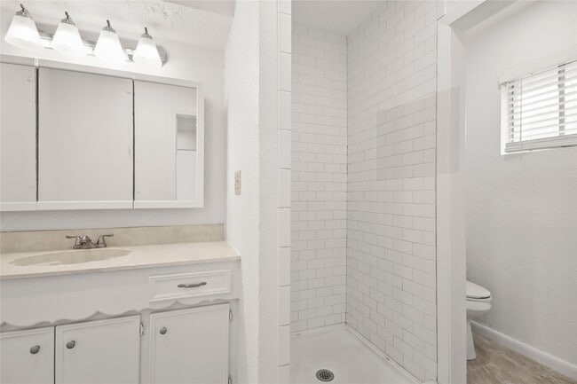 Building Photo - 111 Montrose Cir