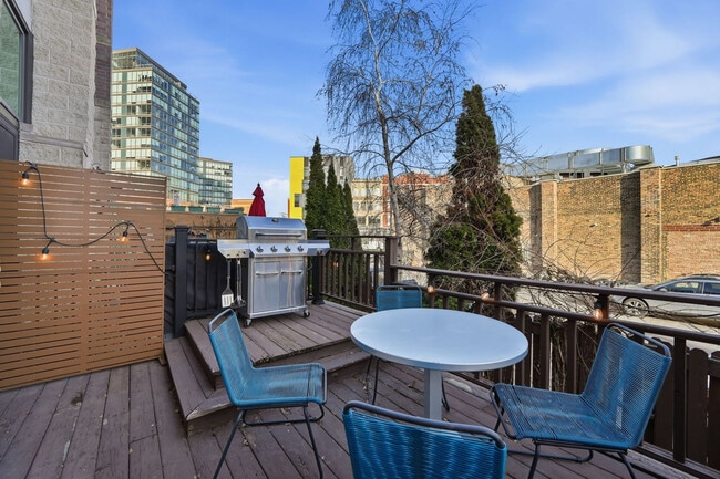 Building Photo - 657 N Carpenter St